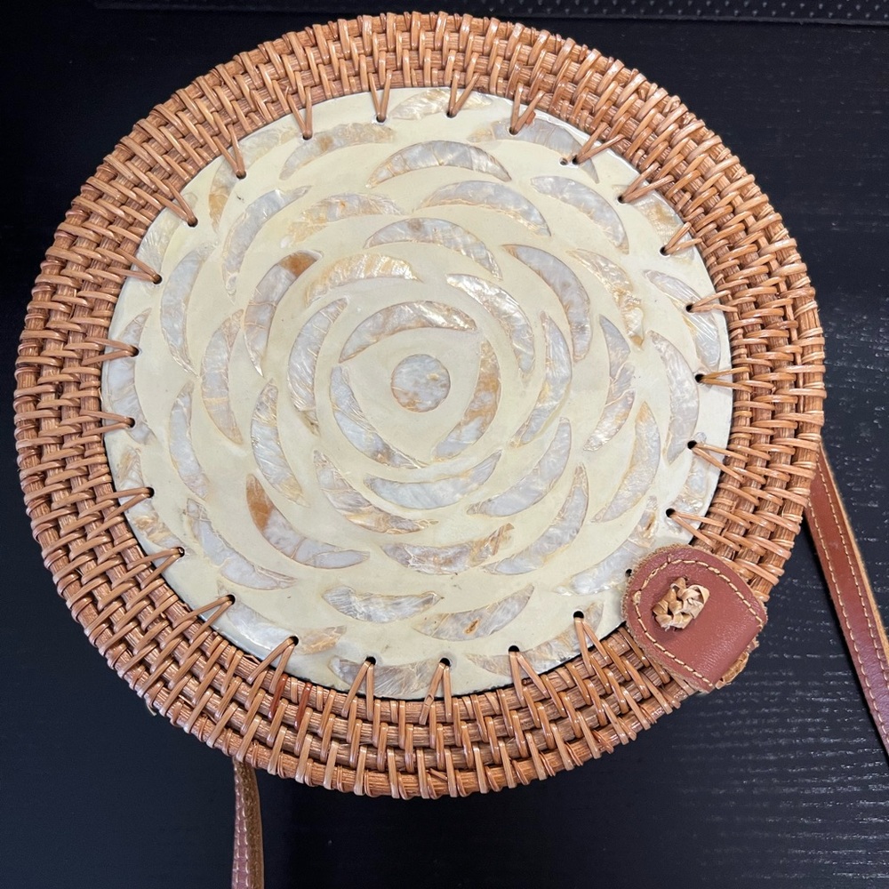 Elegant Tan Woven Straw Bag w/ Mother of Pearl Details